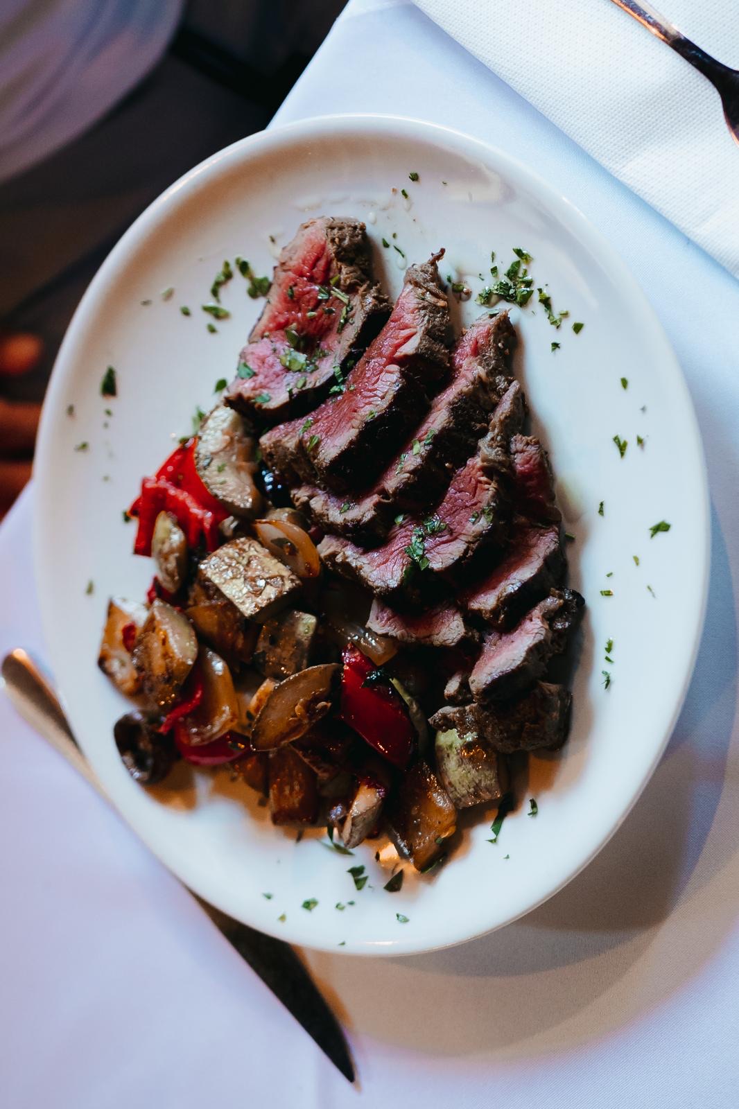 Biftek sa grilovanim povrćem — restoran Kuća Boema Beograd
